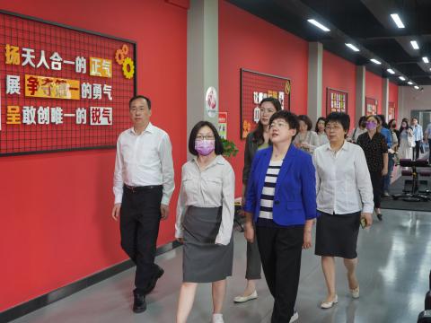 天下总工会女职工部莅临九游会J9电气调研女职工事情